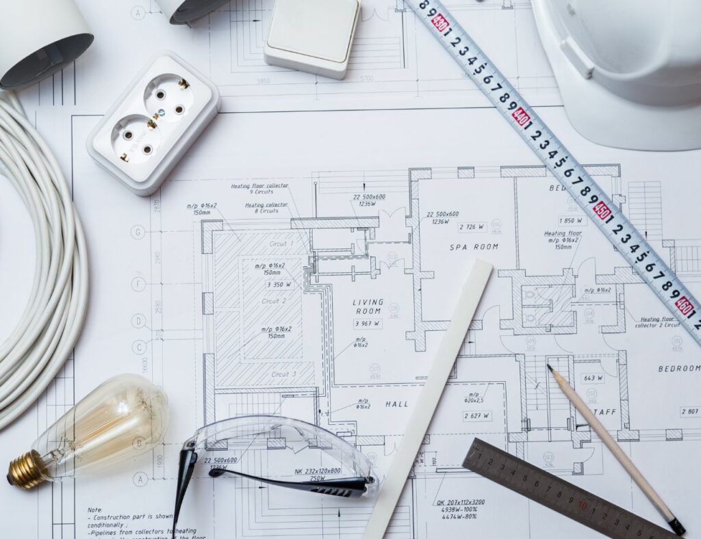 plan d'une maison avec différents outils